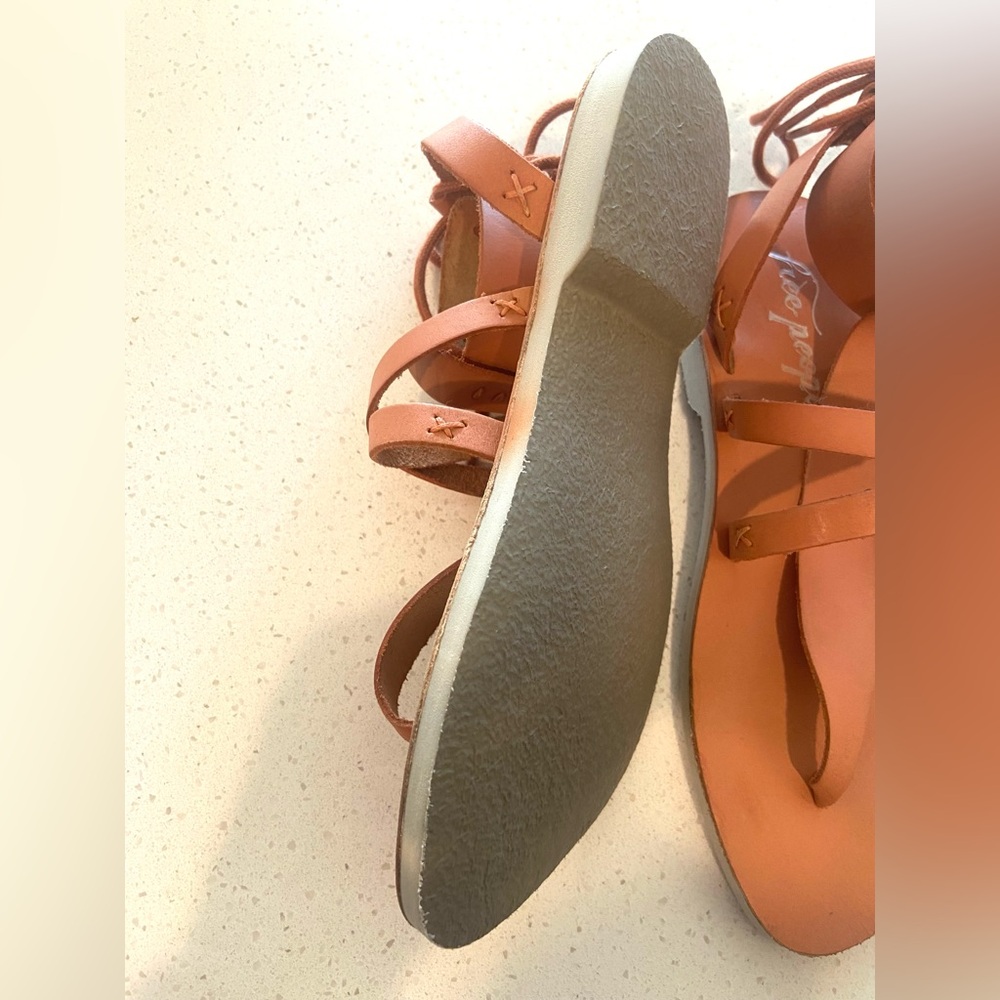 7 37.5 π FREE PEOPLE Vacation Day Sandals Brown Boho Strap Gladiator Style - Picture 12 of 15